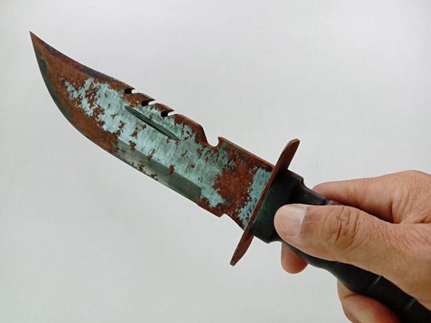 Can blood cause a knife to rust?